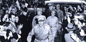 Gen. MacArthur arrives at Parliament