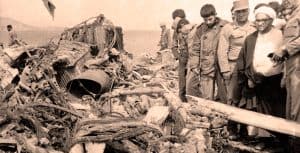 Ayatollah inspecting the bungled wreckage.