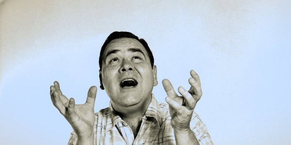 Vintage radio host with expressive gestures, representing news, history, and music archives; nostalgic black-and-white image emphasizing past daily sound recordings.