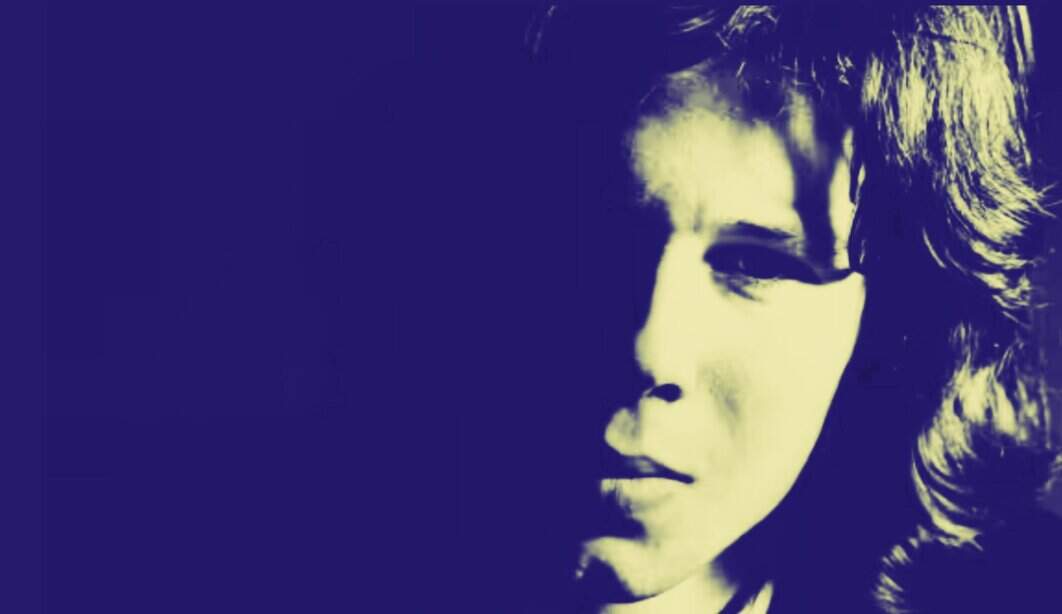 Highlights vintage music and historical recordings featured on Past Daily, an extensive sound archive capturing news, music, and events from past decades.